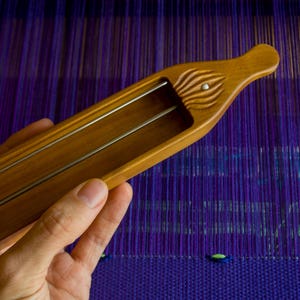 Universal weaving shuttle with carving and glass incrustation made of solid termo Aspen wood for 1-6 bobbins