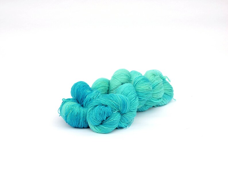 Laguna LACE 100/% merino wool Hand Dyed Yarn