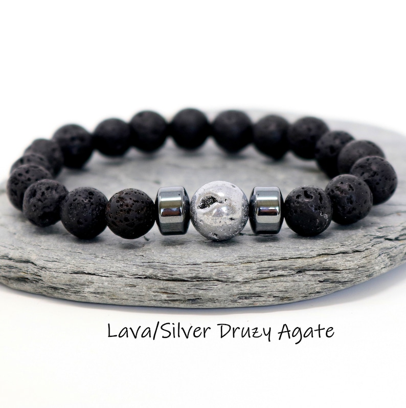 Op de afbeelding: Zwarte lavastenen en zilveren druzy agaat kralen armband met twee zilveren hematiet kralen.