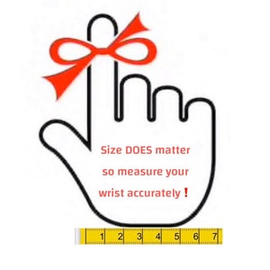 Op de afbeelding: Een zwart-witte cartoonhand met een rood lint om de wijsvinger. De hand wijst naar rechts met de tekst "Size DOES matter so measure your wrist accurately!" en een gele liniaal met de nummers 1 tot en met 7.
