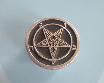Pin con el sello de Baphomet: cabeza de cabra dentro de un pentagrama invertido.