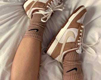 Nike Socken Custom Handgefärbte Crew Socken Pastell Nike Socken Geschenkideen Geschenke für Ihn Geschenke für Ihn Geburtstagsgeschenk Junggesellinnenabschied Geschenk