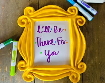 Marco de pizarra blanca Friends: marco amarillo con mirilla, decoración original para el hogar, boda temática.