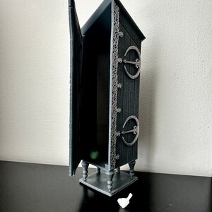 Disappearing Cabinet: Fantasy Bookshelf Decor for Fanfic Lovers image 3