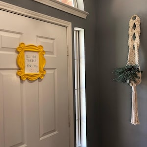 Cornice per amici con lavagna bianca: cornice gialla con spioncino, decorazione originale per la casa, matrimonio a tema immagine 9