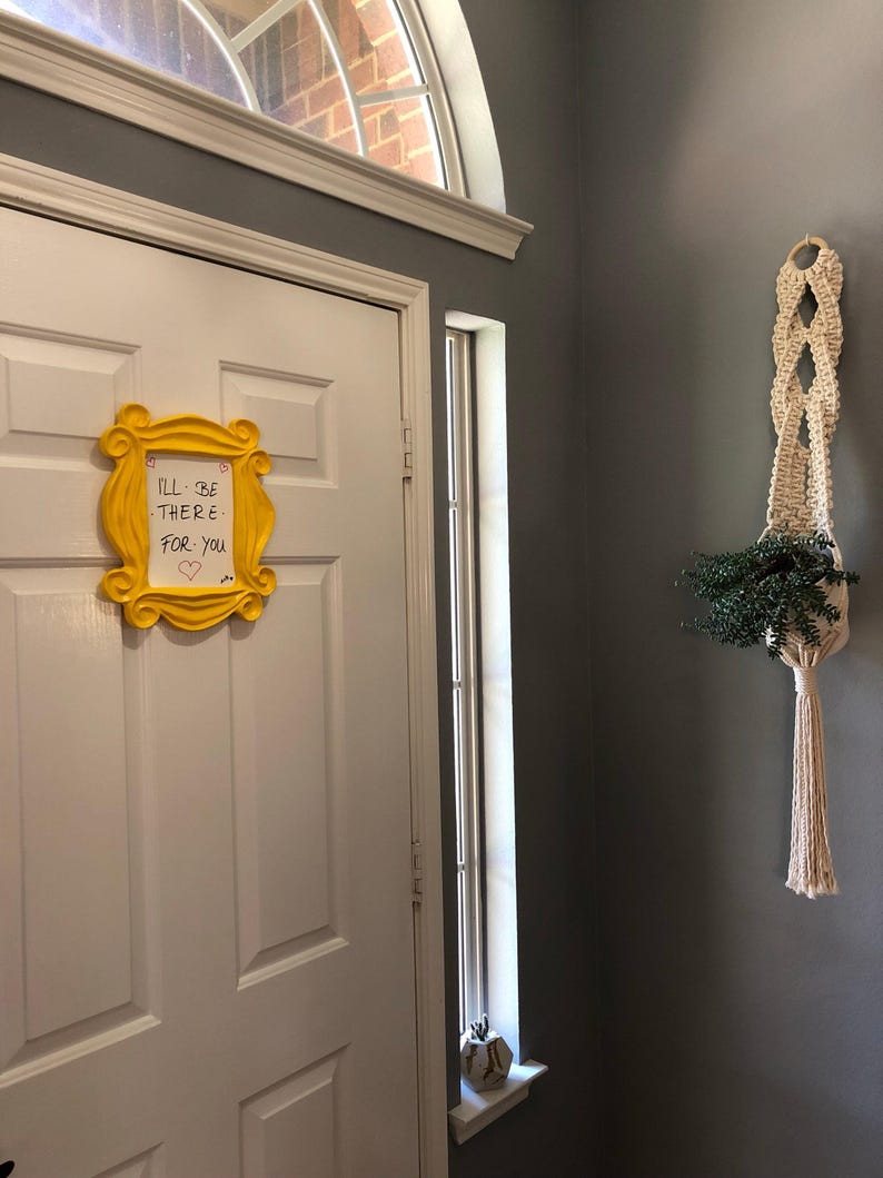 Cornice per amici con lavagna bianca: cornice gialla con spioncino, decorazione originale per la casa, matrimonio a tema immagine 9