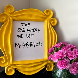 Cornice per amici con lavagna bianca: cornice gialla con spioncino, decorazione originale per la casa, matrimonio a tema immagine 11