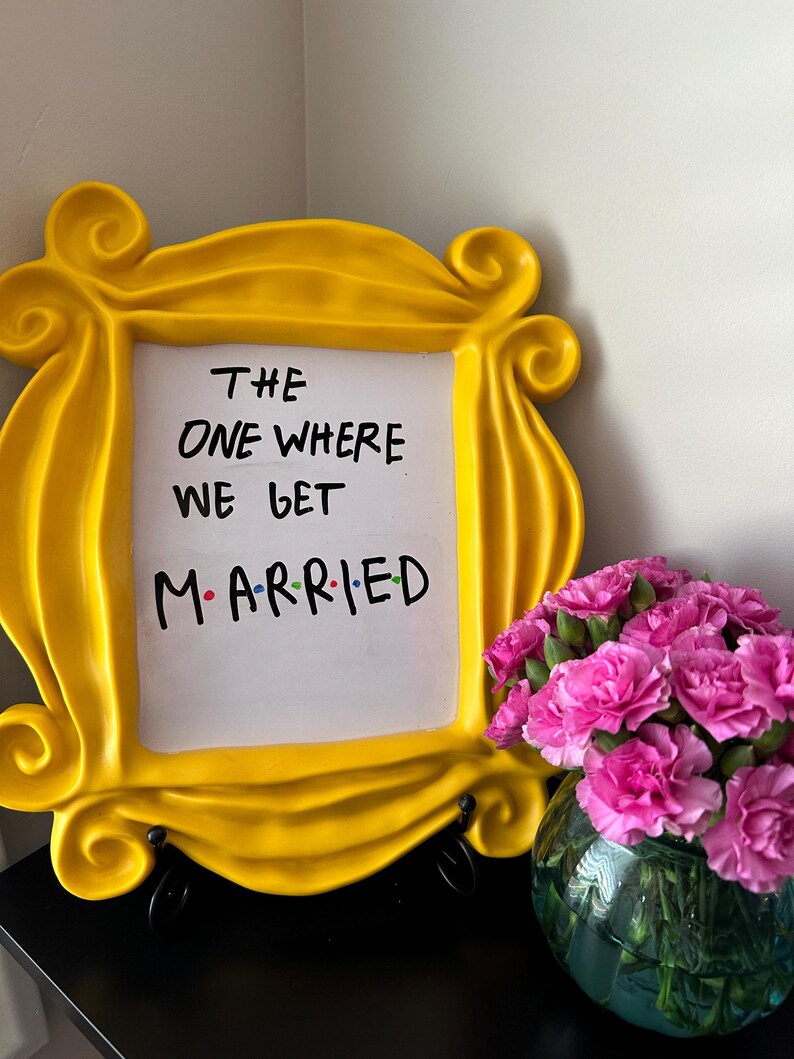 Cornice per amici con lavagna bianca: cornice gialla con spioncino, decorazione originale per la casa, matrimonio a tema immagine 11