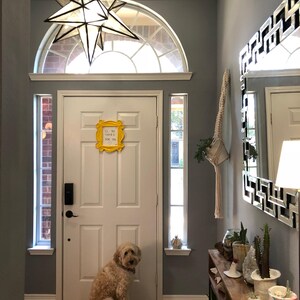 Cornice per amici con lavagna bianca: cornice gialla con spioncino, decorazione originale per la casa, matrimonio a tema immagine 10