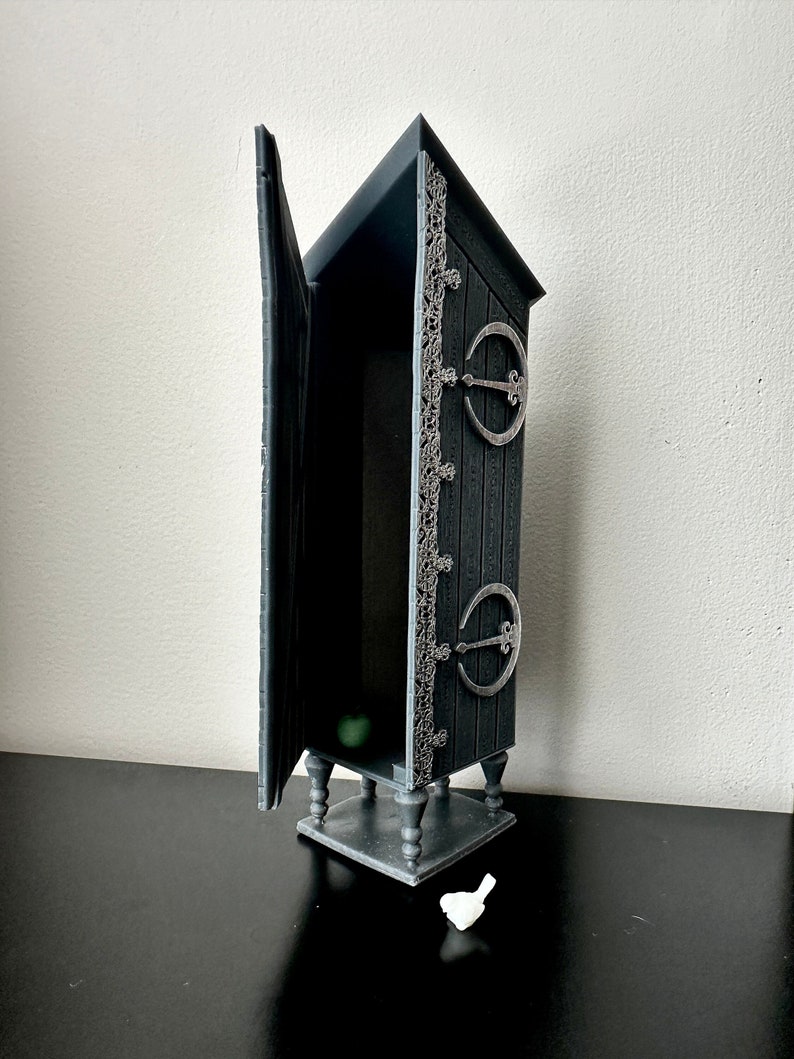 Disappearing Cabinet: Fantasy Bookshelf Decor for Fanfic Lovers image 3