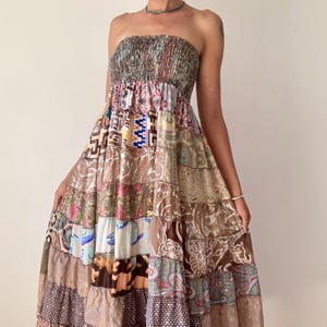 バックレスのサンドレス、ワイドでゆったりとした、ふわふわのティアード シルキー ドレス、ホリデー スリップ ビーチ ドレス、バケーション シフト ドレス、フレア ライン ルーズ カジュアル 着心地のよいドレス