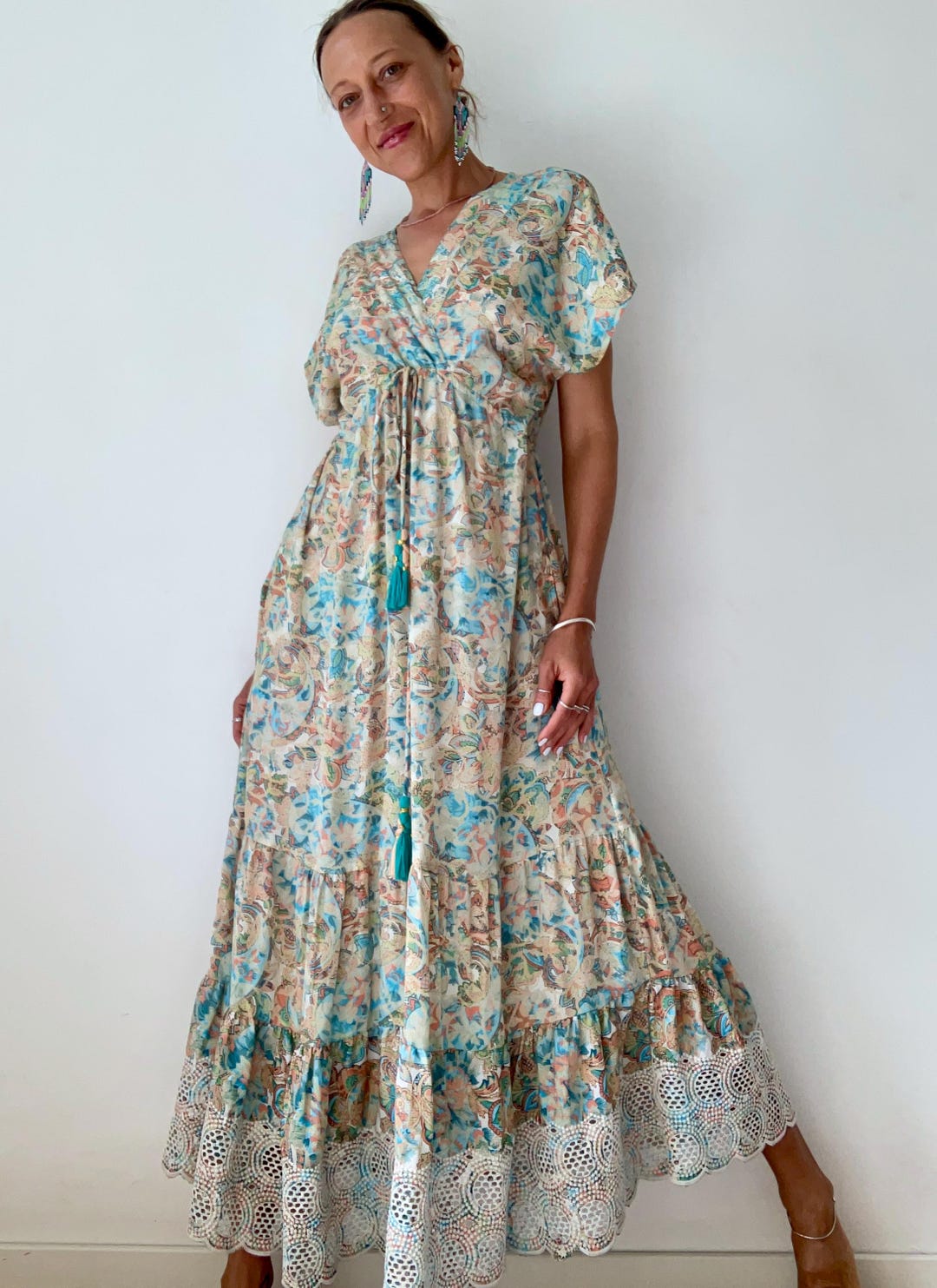 Zomerevenementjurk met geborduurd kant en losse wijde pasvorm