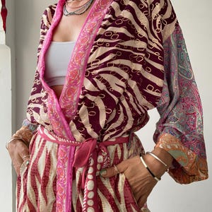 roupão quimono patchwork colorido, confortável, estilo xale com amarração, boho, rosa, sedoso, relaxante, para usar em casa, roupão de manhã, roupão de praia, roupão de férias