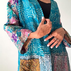Abrigo de patchwork ligero estilo bohemio, abrigo hippie colorido, chaqueta otoñal cómoda con frente abierto, chaqueta larga reciclada para todos los días