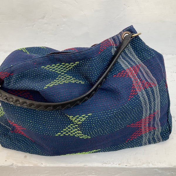 Bolso de viaje Kantha, bolso de fin de semana grande y cómodo, bolso de hombro con correa de cuero boho vintage ciclado para el mercado de la escuela de trabajo, práctico bolso de algodón azul marino