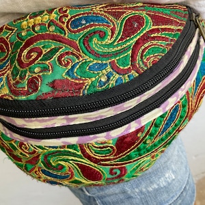 Mini monedero hippie colorido para festival, pequeño monedero con flores, monedero de bolsillo bordado de inspiración boho, monedero pequeño bordado para fiesta