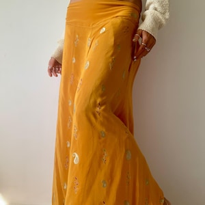 Pantalones de seda acampanados, pantalones anchos y holgados, pantalones favorecedores, pantalones boho chic, pantalones vaporosos, pantalones de pierna acampanada de color claro y brillantes, pantalones bordados