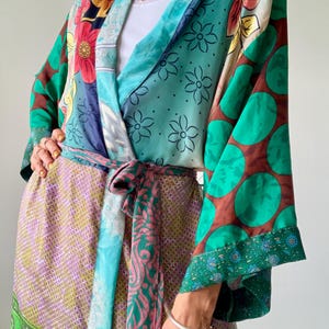 Robe de chambre patchwork bohème plumeau coloré confortable soie vintage sur toute enveloppe cravate robe du matin robe de demoiselle d'honneur hippie boho kimono funky