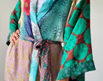 Bata de retazos bohemia, bata de casa, abrigo colorido, cómoda bata de seda vintage, bata cruzada con lazo, bata de dama de honor, kimono hippie bohemio y funky.