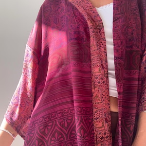 Kimono in seta patchwork, camicia oversize boho, top leggero e colorato, copricostume da spiaggia, camicia aperta sul davanti, outfit per le vacanze