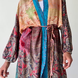 Kimono de seda con mangas abullonadas y diseño de retazos coloridos, abrigo tipo casa con lazo, vestido de mañana midi funky, cárdigan relajante, pareo playero bohemio