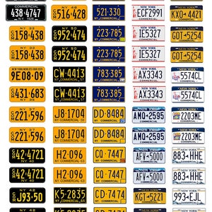 Könnte beinhalten: Eine Sammlung von alten New Yorker Nummernschildern in verschiedenen Farben und Designs. Die Schilder zeigen unterschiedliche Zahlen und Buchstaben sowie die Wörter "New York" und "Commercial".