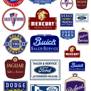 Peut inclure: Une collection d'enseignes de concessionnaires automobiles d'époque représentant diverses marques, notamment Chevrolet, Ford, Buick, Mercury, Dodge, Jaguar et Packard. Les enseignes sont de différentes couleurs, notamment rouge, bleu, blanc et jaune, et présentent les noms de marque et les slogans.