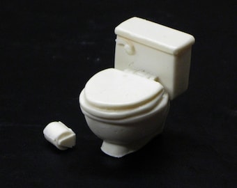 1:25 G scale resin model miniature toilet with toilet paper dispenser