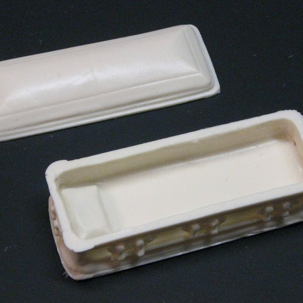 1:25 scale model resin casket with opening lid hearse