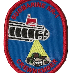 以下が含まれることがあります： 潜水艦と「SUBMARINE NR-1 CREWMEMBER」という文字が刺繍された青と赤のワッペンです。