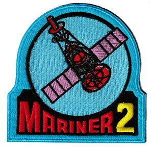 Op de afbeelding: Geborduurde patch met een satellietontwerp, met roze zonnepanelen en rode details, op een lichtblauwe achtergrond. De patch toont de tekst "MARINER 2" in rood en geel, met een zwarte rand.