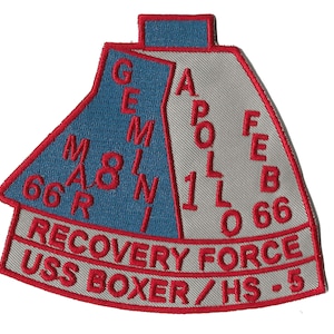 Op de afbeelding: Een geborduurde patch in rood, wit en blauw met de tekst "RECOVERY FORCE USS BOXER/HS-5" en de data "GEMINI 8 MAR 66" en "APOLLO 11 FEB 66".
