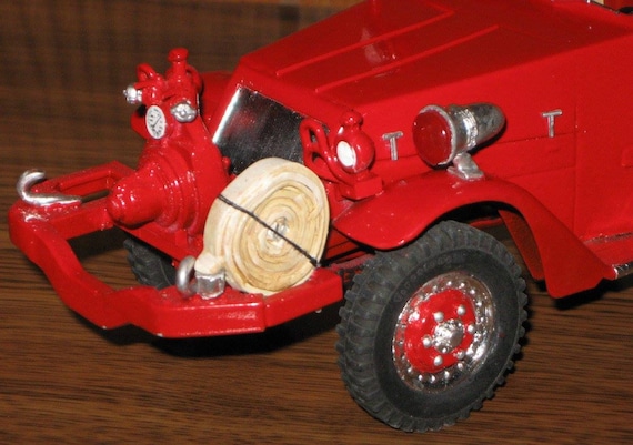 Camión de bomberos de resina a escala 1:25 con bomba frontal