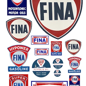 Puede incluir: Una colección de letreros vintage de gasolina y aceite de motor FINA. Los letreros presentan el logotipo de FINA en varios colores y diseños, incluidos el rojo, el blanco y el azul. Algunos letreros anuncian "Super FINA Alkyl-Gas" y "Hypower FINA Gasolina".