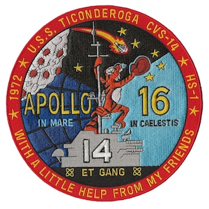 Op de afbeelding: Een geborduurde patch in rood, wit en blauw met de tekst "1972 U.S.S. TICONDEROGA CVS-14 APOLLO 16 IN MARE 14 IN CAELESTIS WITH A LITTLE HELP FROM MY FRIENDS ET GANG". De patch toont een cartoon-tijger die een honkbalknuppel vasthoudt en een komeet op de achtergrond.