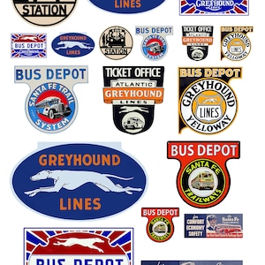 Peut inclure: Une collection d'enseignes vintage de dépôt de bus Greyhound avec un logo de lévrier courant, les mots "Greyhound Lines" et divers slogans comme "Dépôt de bus", "Guichet" et "Système de chemin de fer Santa Fe".