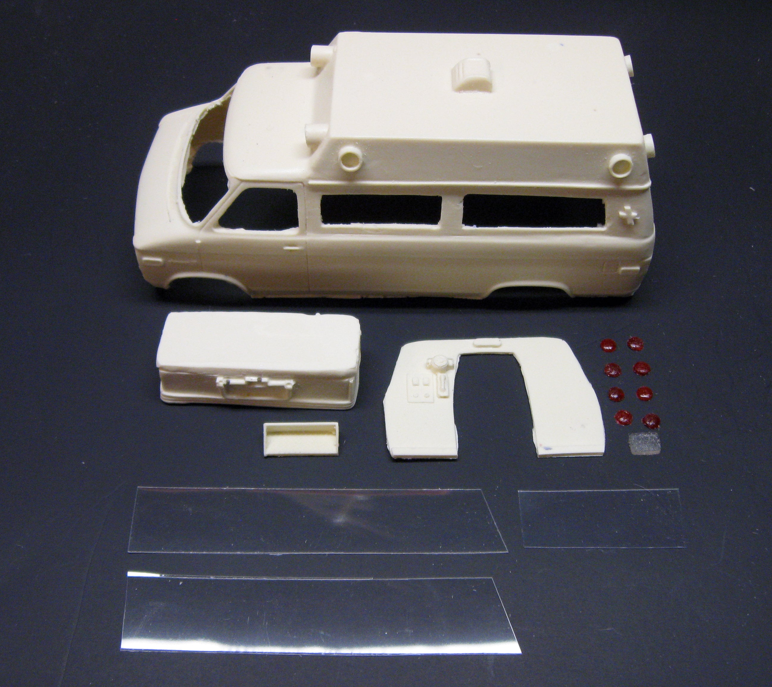 1 24 scale model ambulance