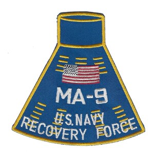Op de afbeelding: Een blauw en gouden geborduurde patch met de tekst "MA-9 U.S. NAVY RECOVERY FORCE" en een kleine Amerikaanse vlag.