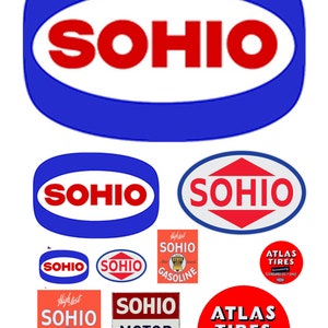 Puede incluir: Una colección de letreros vintage de gasolina y aceite SOHIO. Los letreros son rojos, azules y blancos con el logotipo y el texto SOHIO. Algunos letreros incluyen las palabras "High test", "Anti-knock", "Gasoline", "Motor Oil" y "Atlas Tires".