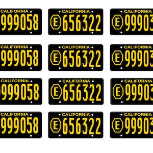 Puede incluir: Veinte placas de matrícula de California negras y amarillas con diferentes números. Las placas están dispuestas en cuatro filas de cinco placas cada una.