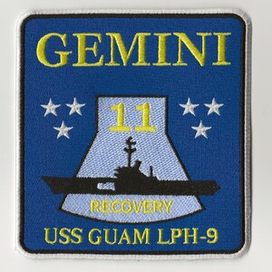 Op de afbeelding: Een geborduurde patch in blauw en geel met de tekst "GEMINI 11 RECOVERY USS GUAM LPH-9" en vier witte sterren.
