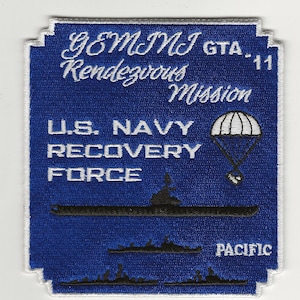 Op de afbeelding: Een blauwe geborduurde patch met witte letters die "GEMINI GTA-11 Rendezvous Mission U.S. NAVY RECOVERY FORCE PACIFIC" lezen. De patch heeft een witte parachute met een zwart silhouet van een schip en drie kleinere schepen eronder.