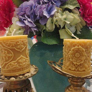 CORAL&#39;S Pure Beeswax Motif & Floral Candles Set of 2