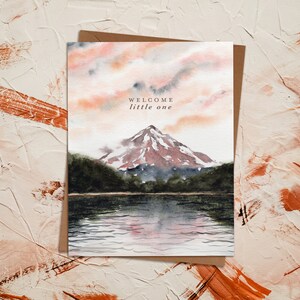 Bienvenue aux tout-petits, neutres en matière de genre | nouvelle carte de fête prénatale de <br> Profitez-en ! Aventure au parc Trillium Lake, Oregon, PNW | Éco-durable