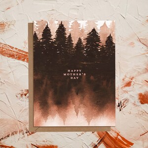 Carte de voeux de maman de paysage de chalet de forêt de lac d'aquarelle de fête des mères | Arbres peints Aventure en plein air Camping | Eco-durable