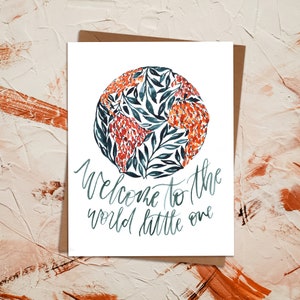 Globe aquarelle non sexiste Bienvenue dans le monde des tout-petits | de fleurs florales | Nouveau cadeau de baby shower | Feuilles de voyage durables respectueuses de l'environnement