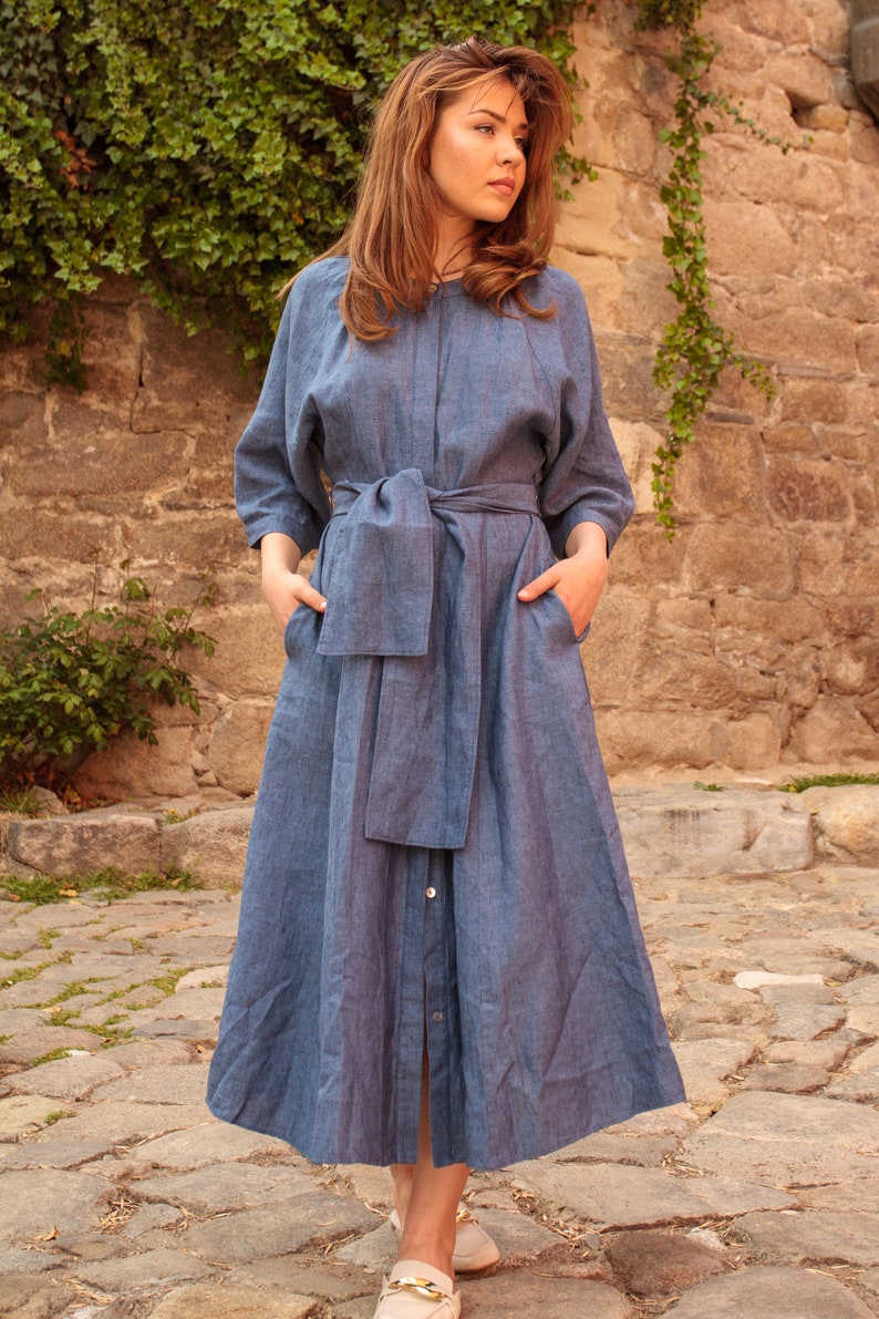 Denim Leinenkleid, langes lockeres Kleid, Wickelkleid, Leinenkleid mit Gürtel und langem Ärmelkleid von Friends Fashion Bild 6