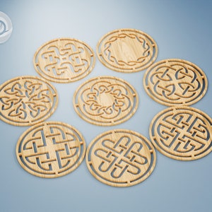 Peut inclure: Huit sous-verres en bois avec des motifs complexes de nœuds celtiques. Les sous-verres sont ronds et de couleur brun clair.