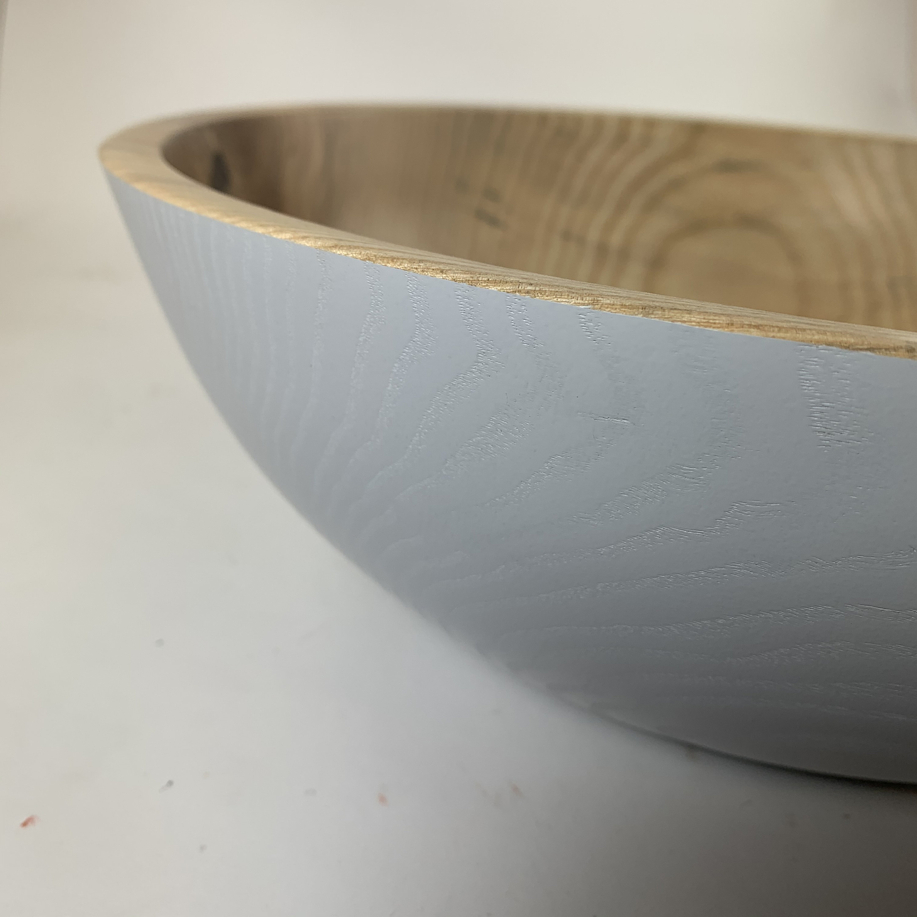 Gran bazón de fresno de olivo negro con un exterior gris Gran bazón de fresno de olivo negro con un exterior gris