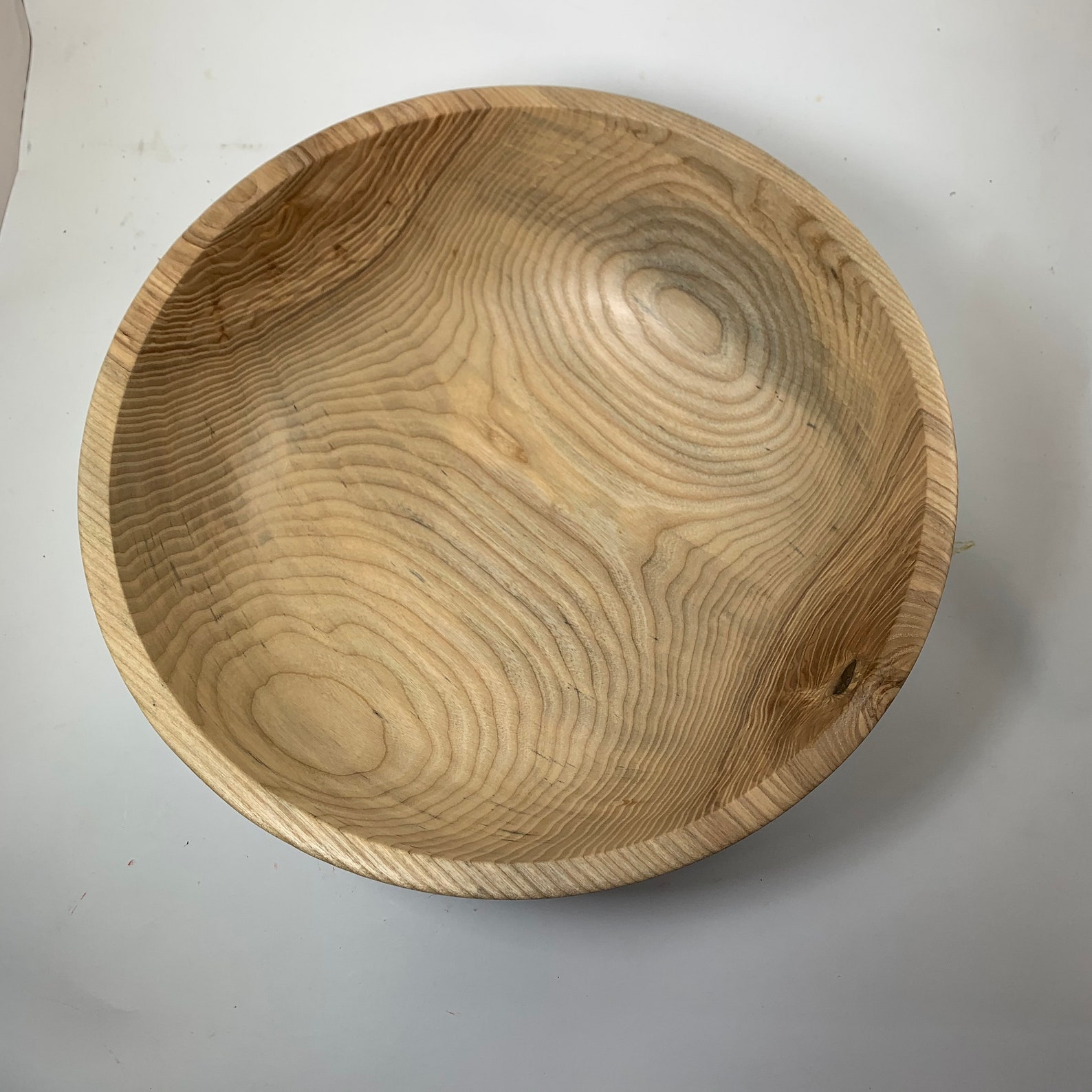 Gran bazón de fresno de olivo negro con un exterior gris Gran bazón de fresno de olivo negro con un exterior gris